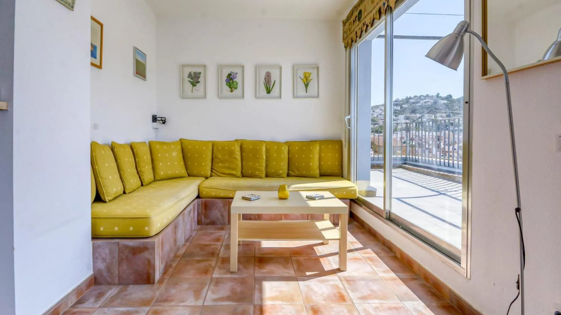 Pretty Apartment With Terrace Roses